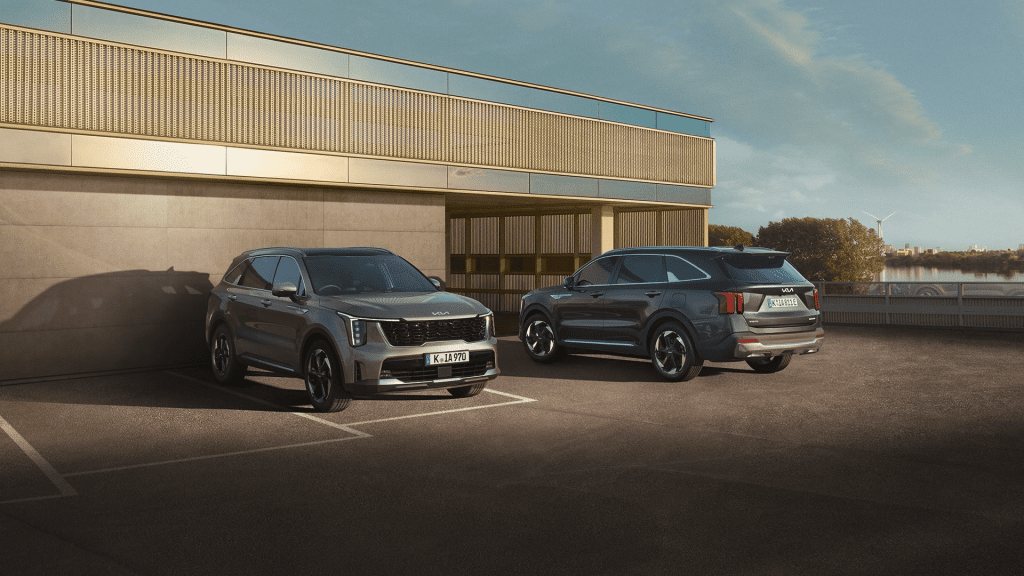 קיה סורנטו 2025 – רכב SUV משפחתי מתקדם בחניה מודרנית, זמין עכשיו בקיה שחק פתח תקווה